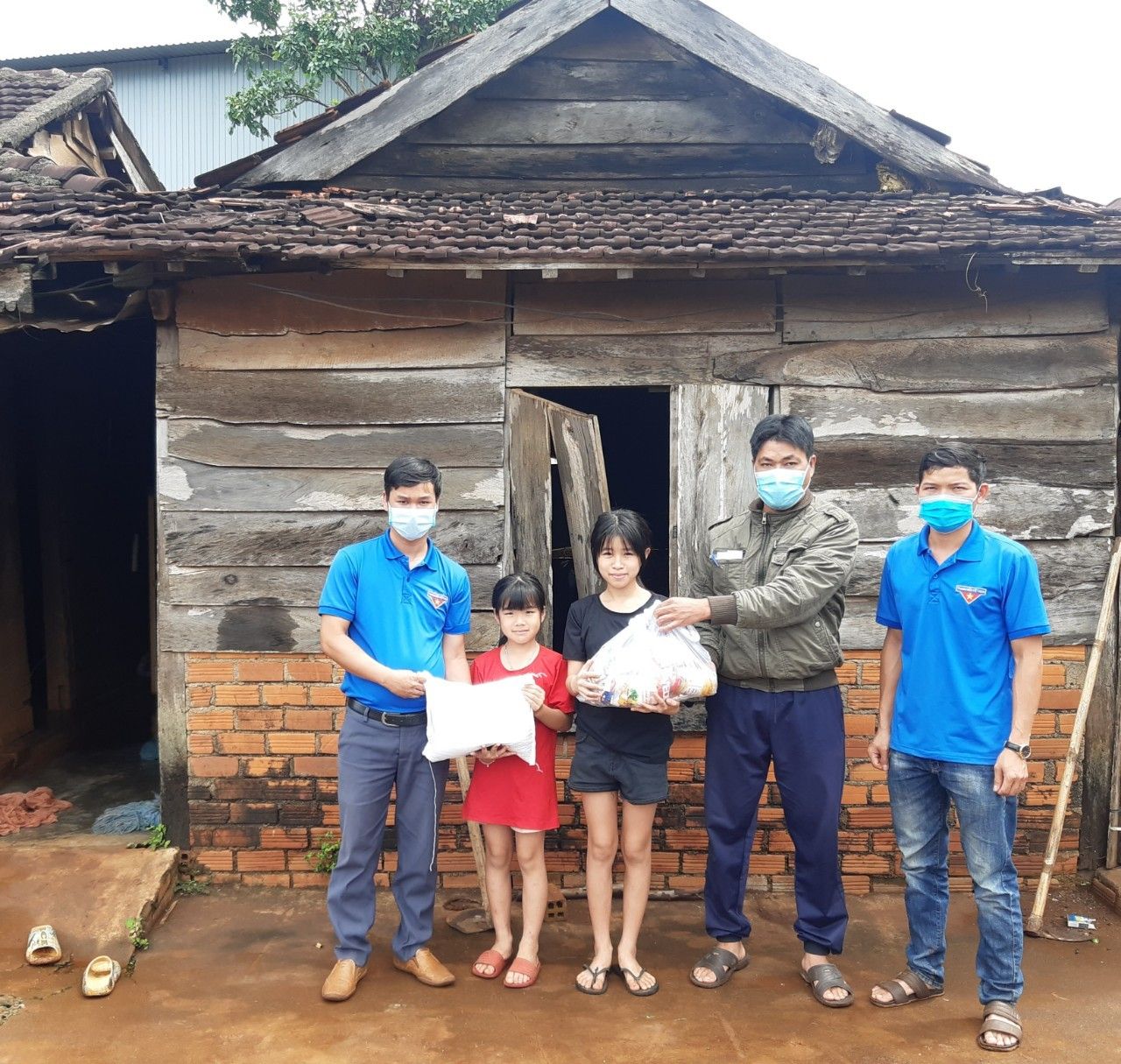 Đoàn xã Phú Lộc thực hiện Chương trình “San sẻ yêu thương - Triệu túi an sinh” tổ chức nhiều hoạt động hỗ trợ người dân và thanh thiếu nhi có hoàn cảnh khó khăn do ảnh hưởng bởi dịch bệnh COVID-19.